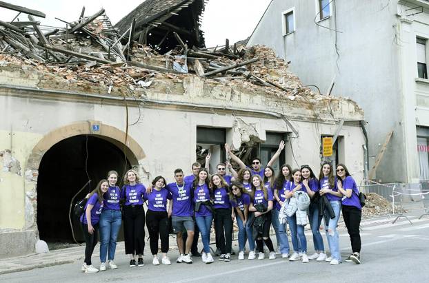 Maturanti u razrušenjoj Petrinji proslavili  kraj srednjoškolskog obrazovanja