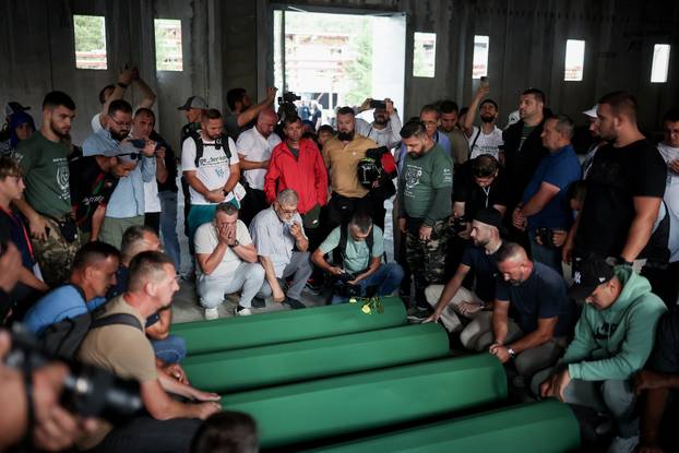 Potočari: Tabuti izneseni u mezarje Memorijalnog centra, te su pripremljeni za sutrašnji masovni ukop