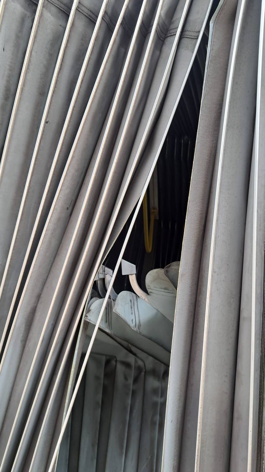 ZET-ov bus naletio na armiranu ploču na cesti pa se prepolovio: 'Sparkirao se i odjednom puklo'