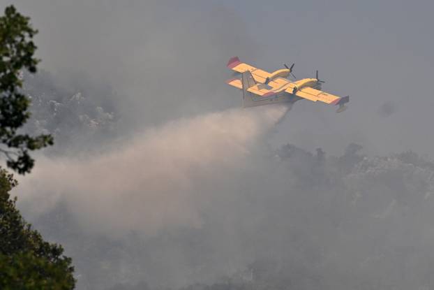 FOTO Kanaderi cijeli dan u akciji: Pogledajte kako gase požare diljem Dalmacije