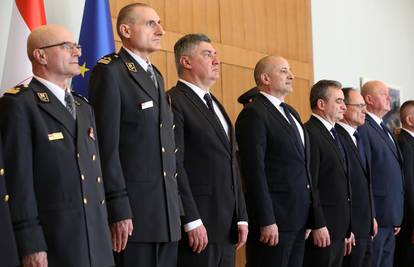 FOTO Zoran Milanović podijelio bodeže umirovljenim časnicima: 'Vi ste ratna generacija...'