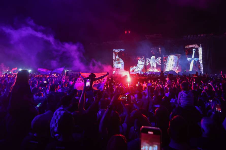 Obožavatelji na velikom koncertu Marka Perkovića Thompsona u Sinju