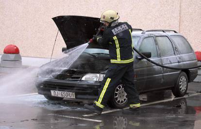 Gorući Ford na parkiralištu gasilo devet vatrogasaca