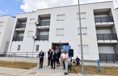 Bačić u Drnišu uručio ključeve prvim stanarima nove zgrade: 'Rješavamo stambeno pitanje'