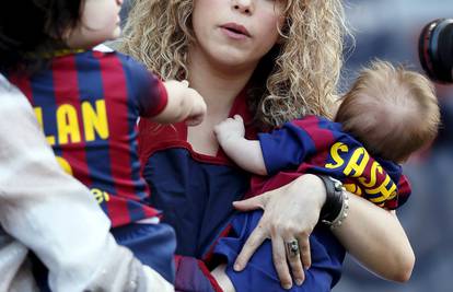 Odjenula im Barcelonin dres: Shakira i sinovi bodrili Piquea