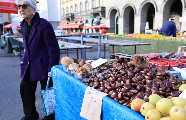Zagreb: Na Dolac stigli prvi ovogodišnji kesteni, cijene su od 5 do 7 eura