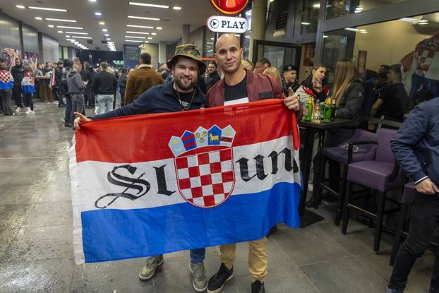 Osijek: Gužva ispred SD Gradski vrt, koncert Thompsona prvi u nizu dvoranskih koncerata.