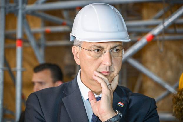 Zagreb: Premijer Plenković se sastao sa zagrebačkim nadbiskupom Draženom Kutlešom i obišao katedralu