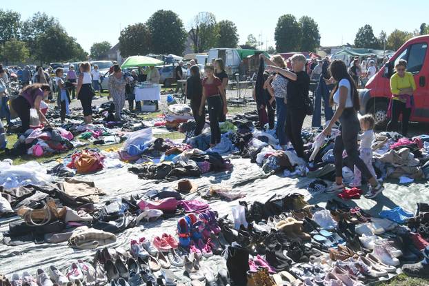 Koprivnica: Velika gužva na buvljaku koji je privukao pažnji brojnih prodavača i još više kupaca