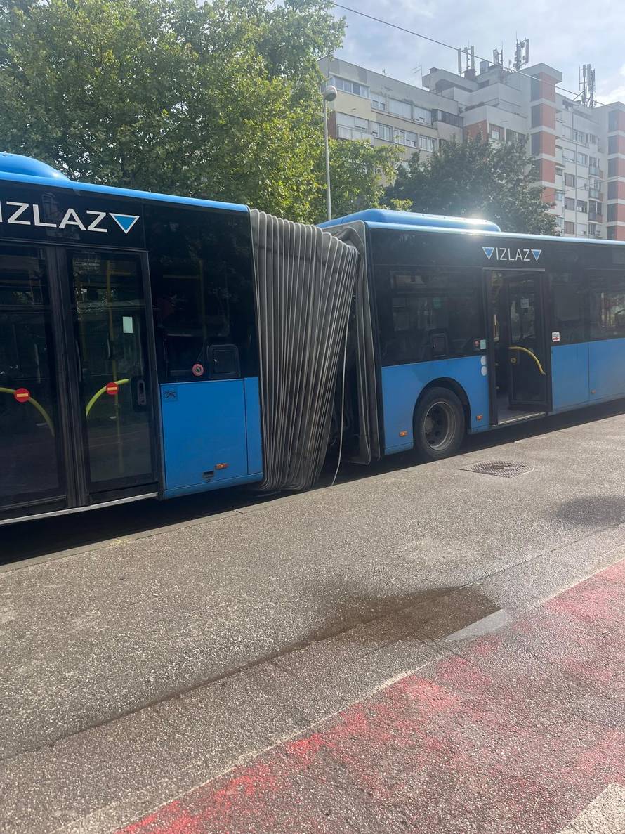 ZET-ov bus naletio na armiranu ploču na cesti pa se prepolovio: 'Sparkirao se i odjednom puklo'