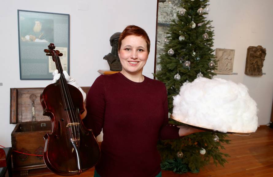 Split: Na Adventu u muzeju predstavljena najlakša violina na svijetu