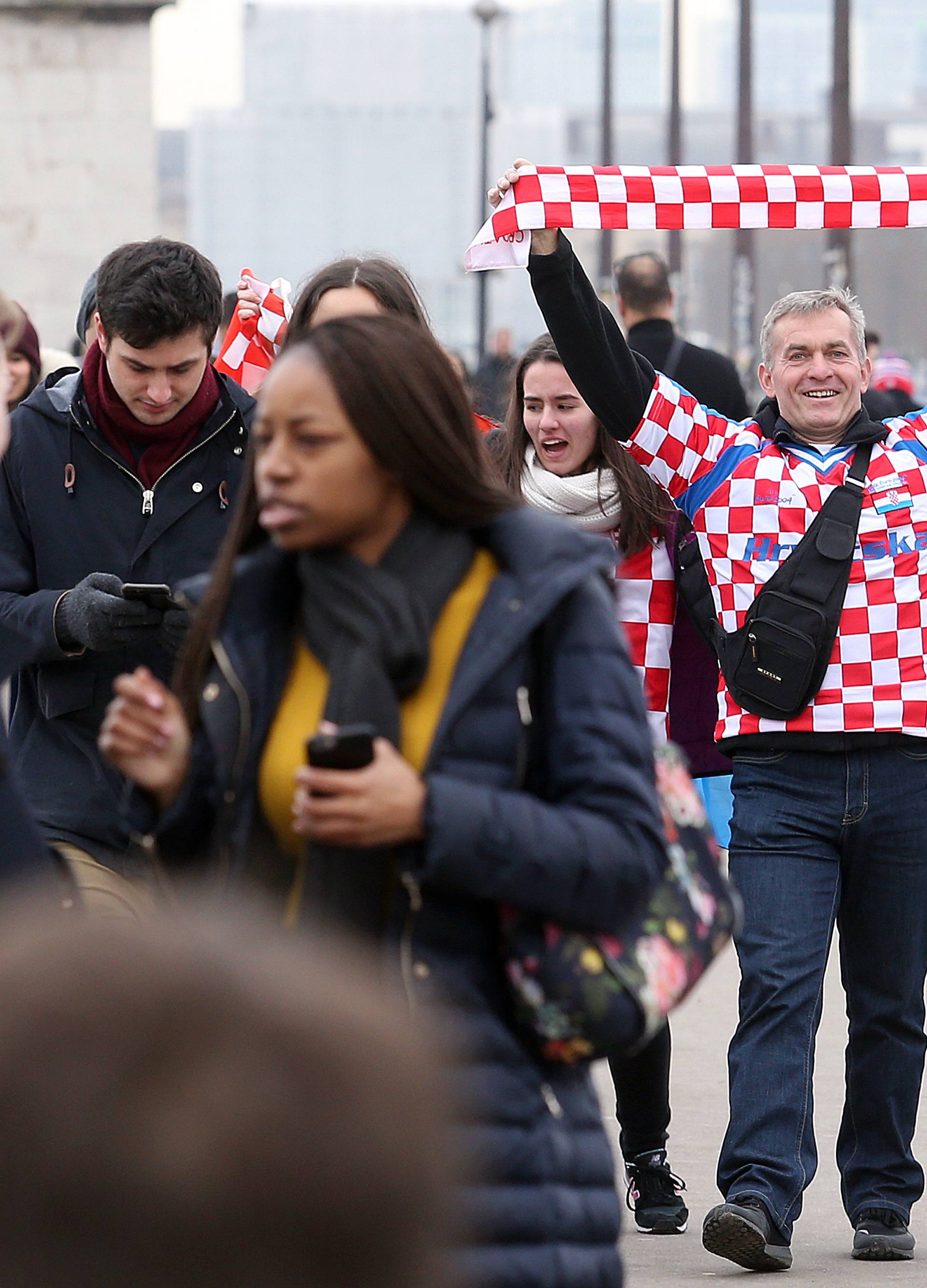 Javljanja uživo iz Pariza: Ori se pjesma hrvatskih navijača