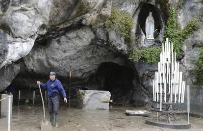 Evakuirali 427 hodočasnika iz svetišta Lourdes zbog poplava