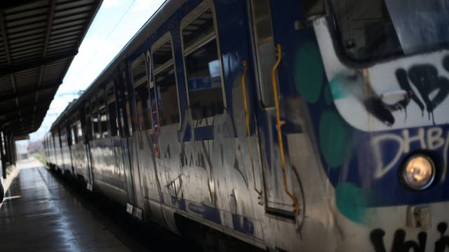 Putnici su 'zaglavili' u Lovincu zbog kvara na vlaku. Poslali im bus. HŽ: Mogu slati reklamacije