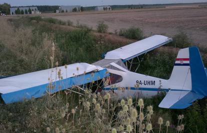 Slučajno ga pokrenuo: Avion vrludao po pisti i sletio u kanal