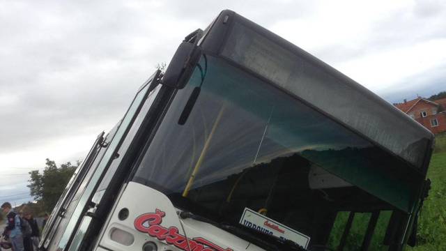 Vrbovec: Školski bus je sletio u jarak, dvoje djece je ozlijeđeno