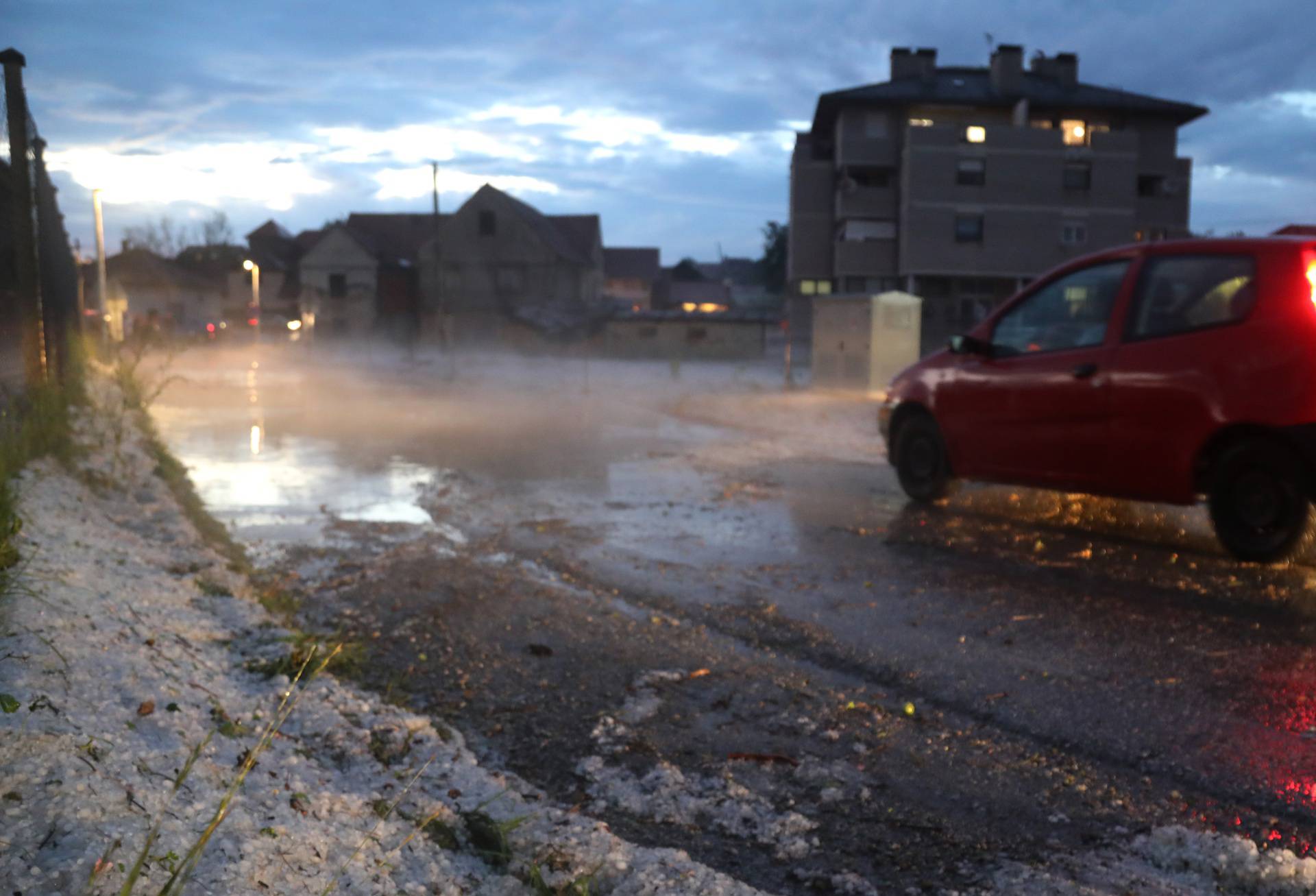 Novo nevrijeme poharalo Zagorje: Nakon tuče obilna kiša potopila ceste kod Poznanovca 