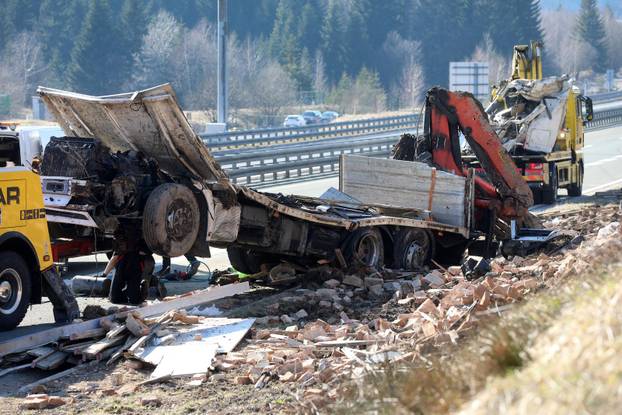 Ravna Gora: Prevrnuti šleper na A6 kod odmorišta Kupjak