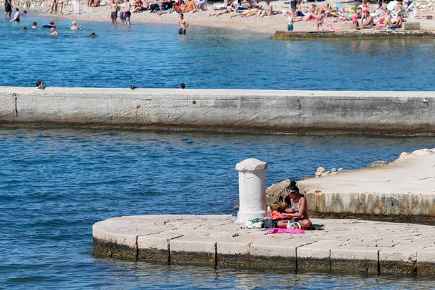 Zadar: Lijepo vrijeme popunilo gradsku plažu Kolovare