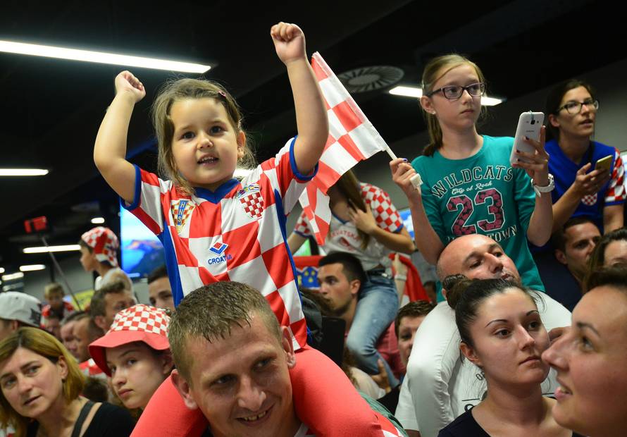 Tisuće ljudi dočekale 'vatrene'! Navijači skandirali Anti Čačiću