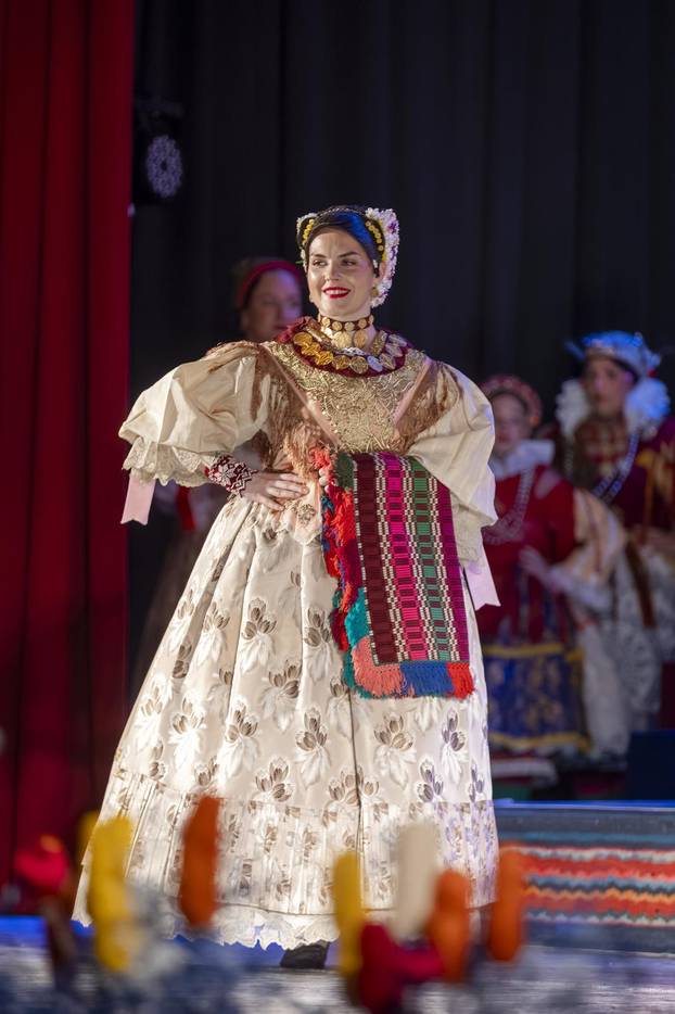 Županja: U sklopu 59. Šokačkog sijela održana Revija narodnih nošnji zlatara