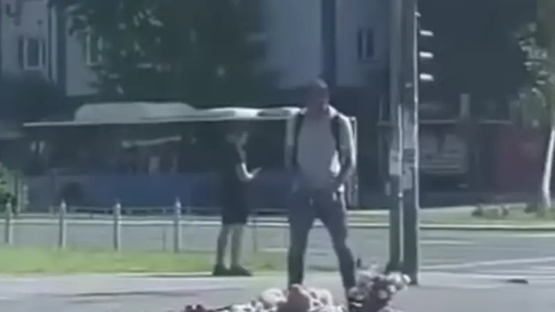 Sramota u Novom Sadu: Čovjek mokrio po cvijeću i svijećama za poginule u padu nadstrešnice 18 27b19b4e 33a8 415c b652 43bff0c5034b