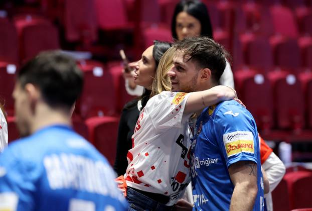 Malmo: Igrači Hrvatske u zagrljajima nakon pobjede protiv Švicarske