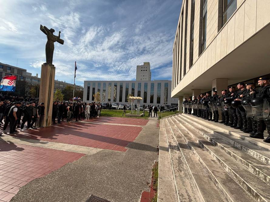 FOTO Gotov prosvjed na Rivi: Torcidaši su došli pred zgradu suda i urlali 'Za dom spremni'