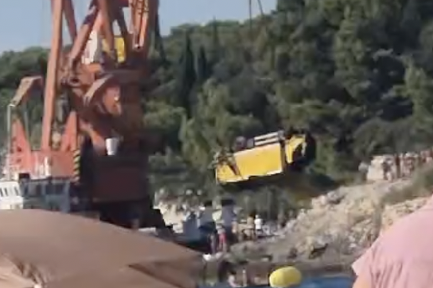 Dizalica izvla&ccaron;i kamion iz mora