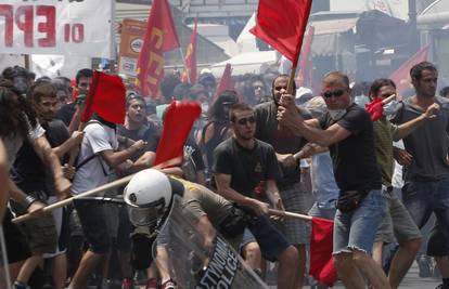 Grci štrajkali, ozlijeđeno sedam policajaca u sukobu