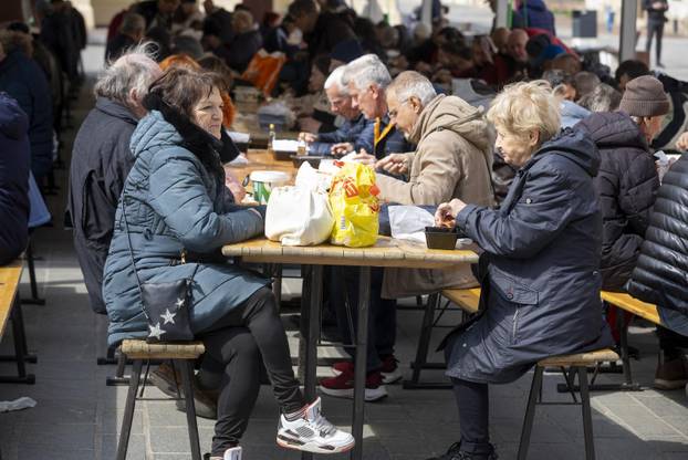 Osijek: Tradicionalna podjela blagdanskog fiš paprikaša na Trgu Svetog Trojstva