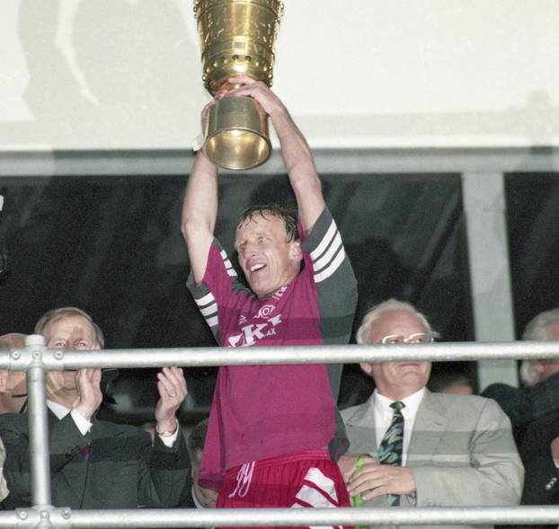 firo: 05/25/1996 Football: Football: archive photos, archive photo, archive pictures, DFB Cup season 1995/1996, 95/96, final, cup final, 1. FC Kaiserslautern, will, cup winner 1. FC Kaiserslautern - KSC, Karlsruher SC, Karlsruher 1 :0