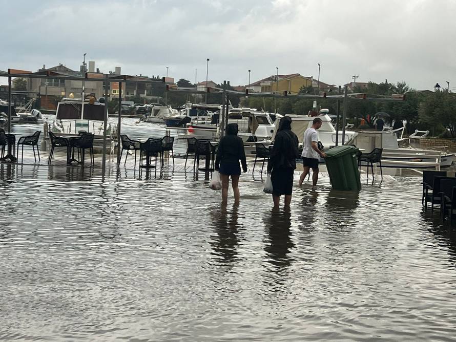 VIDEO Potop u Vodicama: Ima metar vode, čovjek macolom razbija ogradu samo da oteče...'
