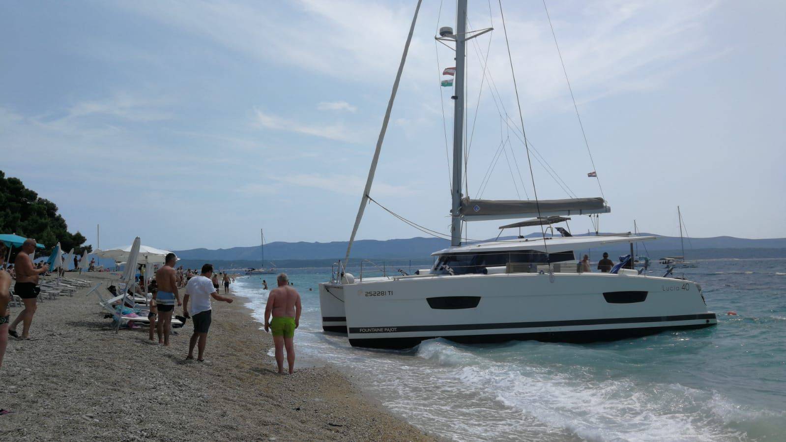 VIDEO Katamaranom se nasukali na plažu na Braču