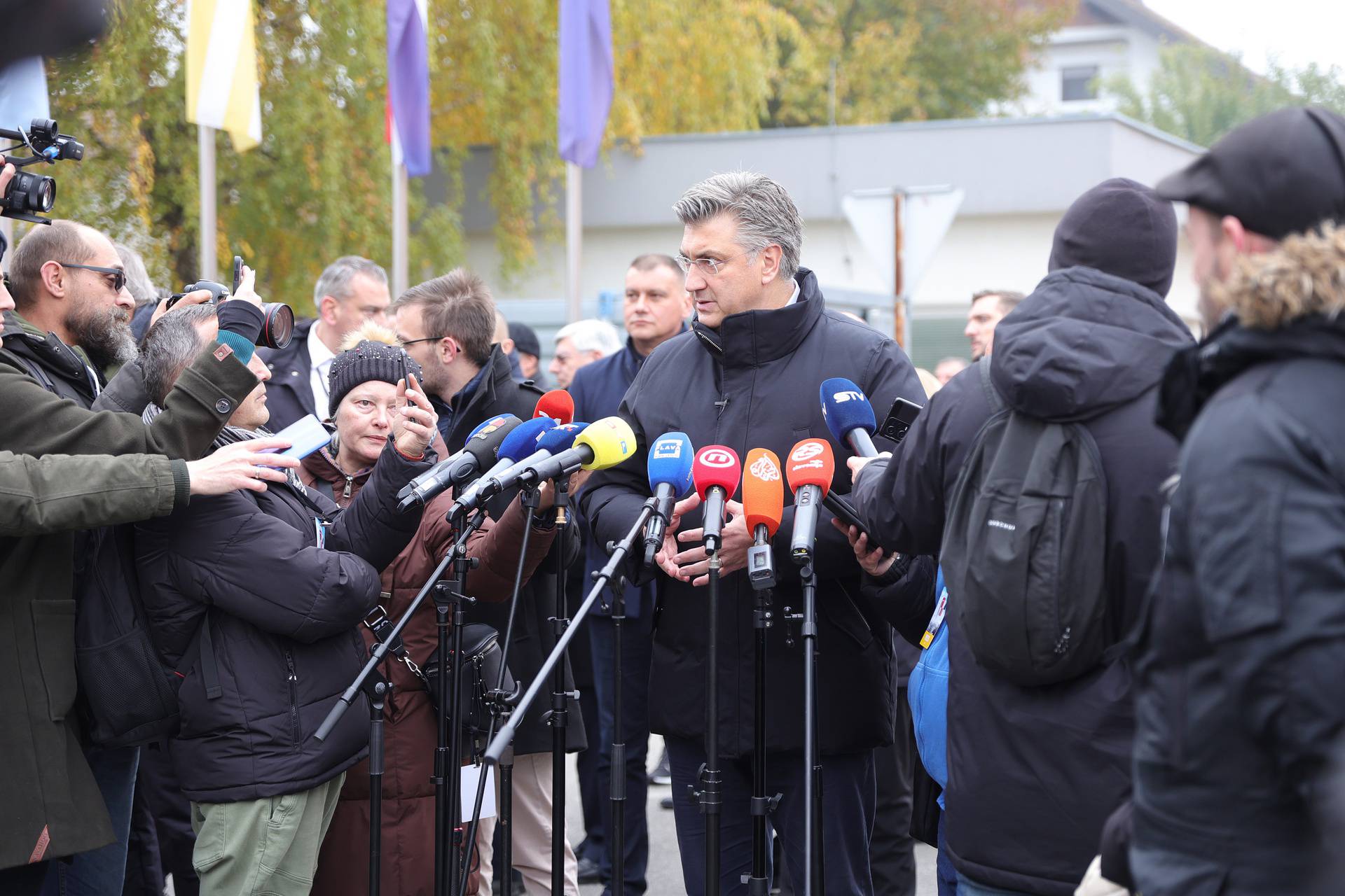 Vukovar: Okupljanje uzvanika u vukovarskoj bolnici