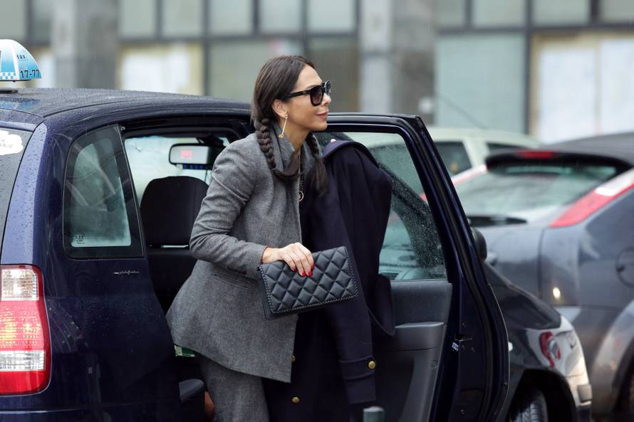 Uvijek šik: Borna je pokleknula pred kakicom svoje kujice Stele