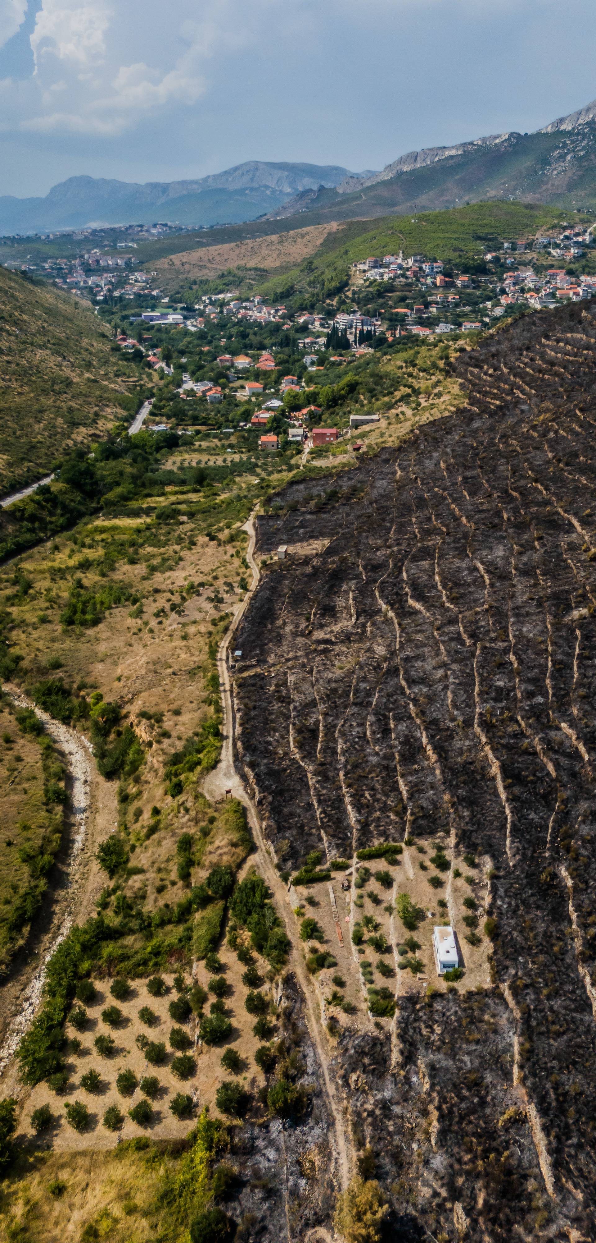 Na Markovači kod Žrnovnice sve izgorjelo osim okolice ove kućice