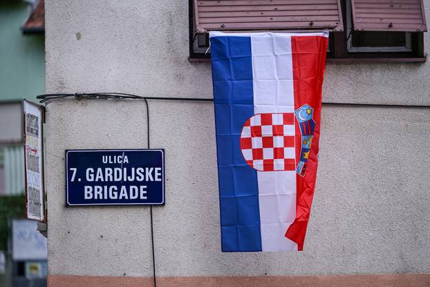 Knin: Hrvatske zastave vijore se gradom