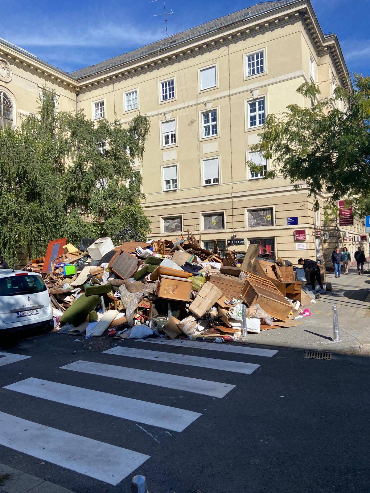 FOTO Jedna od najljepših ulica u Zagrebu zatrpana je smećem: 'Ta hrpa se samo povećava'