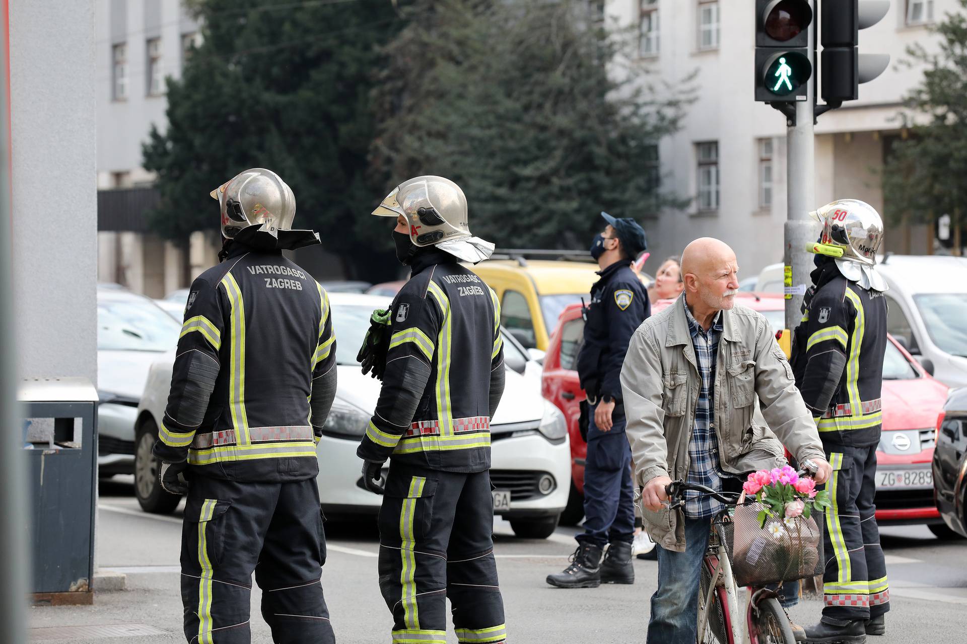 Zatvorila se u stan i prijetila bombama, odvela je policija: U tom istom ulazu živi i Kolinda