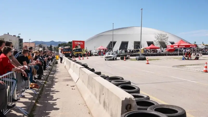 NESREĆA U ZADRU Auto izletio na utrci, četvero ljudi ozlijeđeno