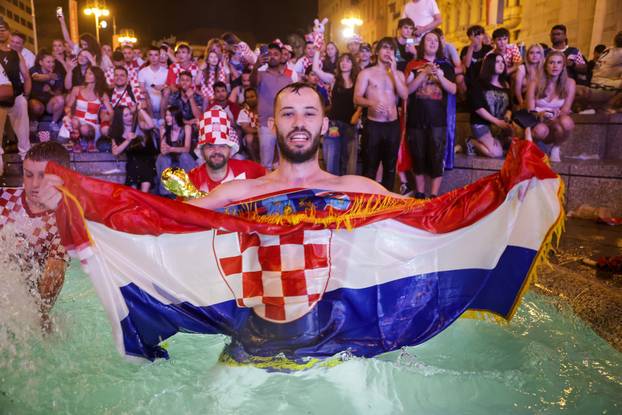 Zagreb: Slavlje navijača na trgu nakon pobjede Hrvatske
