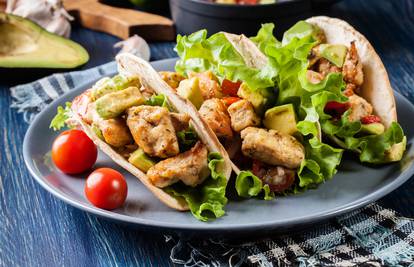 Odlična ideja za ručak: Ljetni tacosi s piletinom i avokadom
