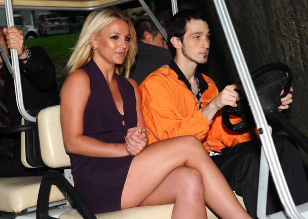 FOTO 'Ups, she did it again': Plesala je s noževima, vozila s bebom u krilu, brijala glavu...