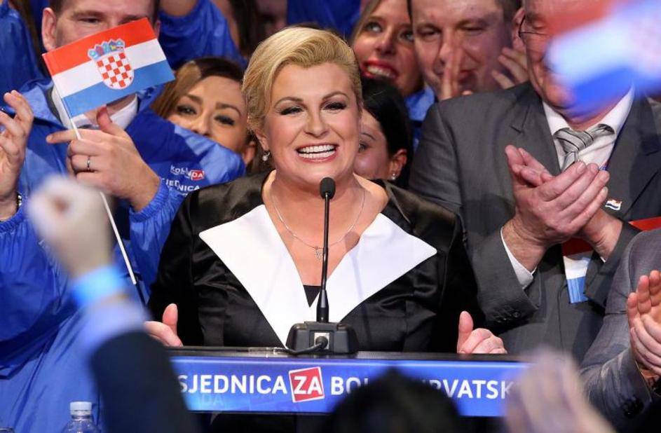 Praznovjerna Kolinda? Isti je kompletić odjenula i 2015.