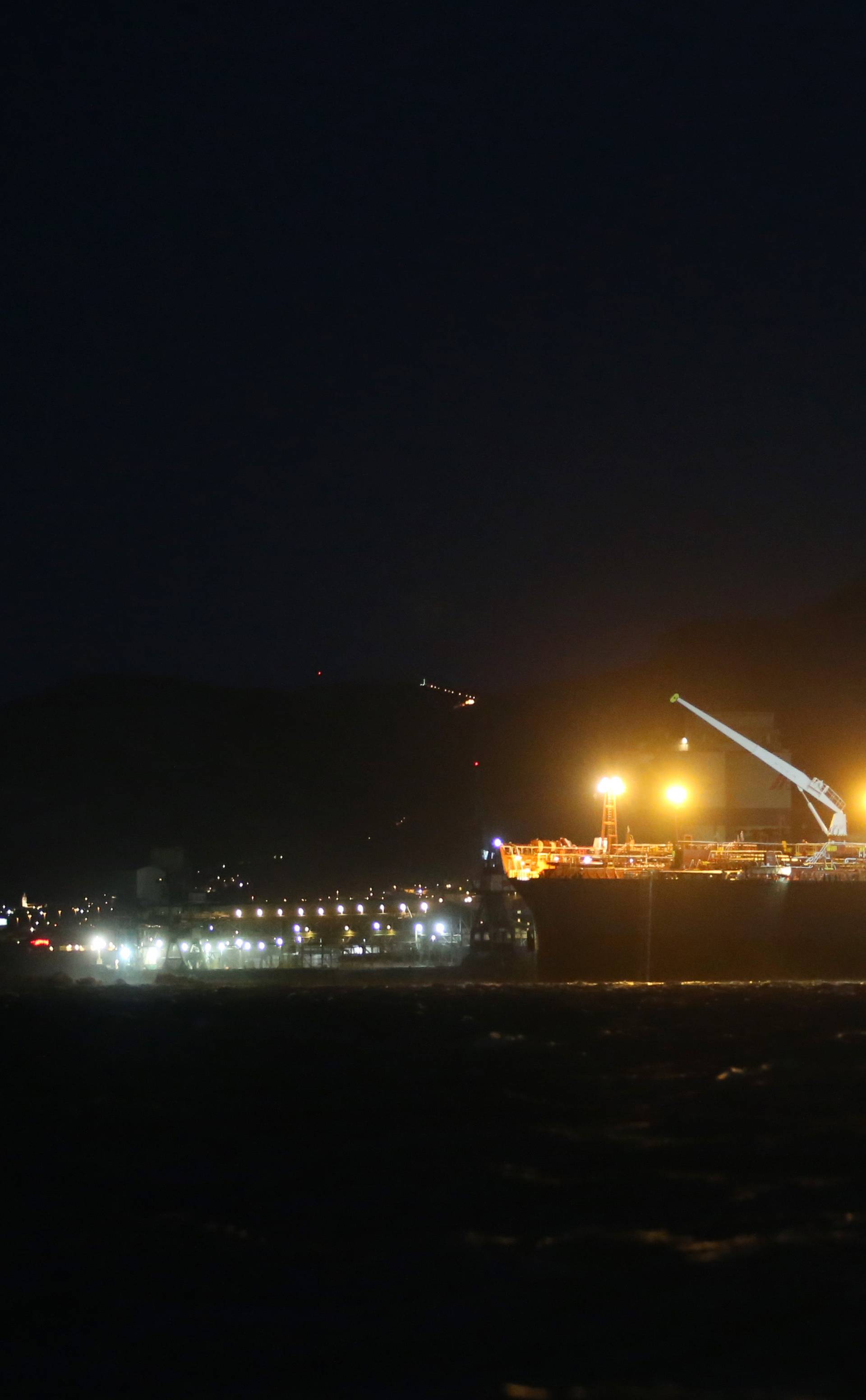 Kod otočića blizu Splita zbog udara vjetra se nasukao tanker