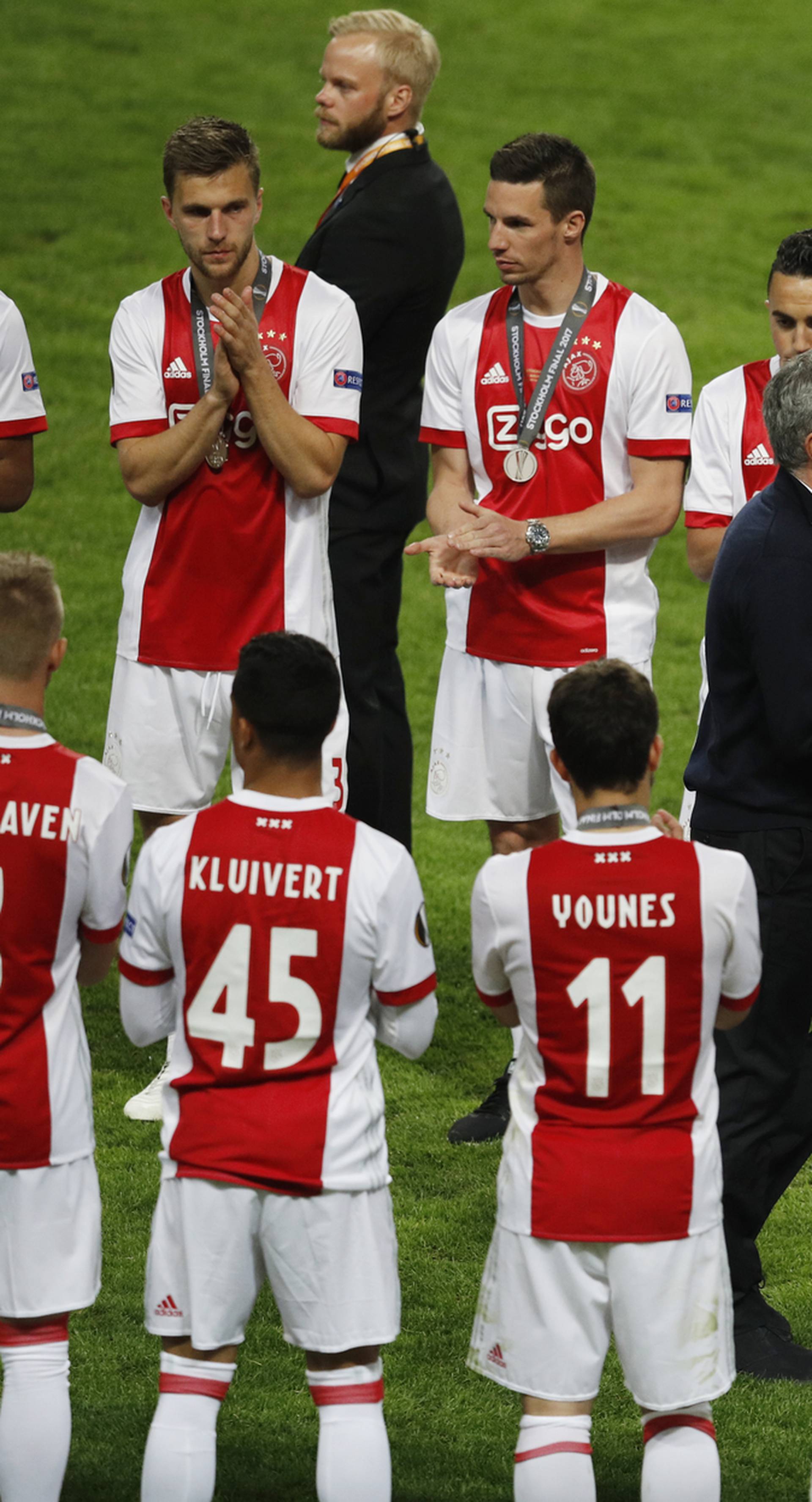 Ajax players form a guard of honor for Manchester United manager Jose Mourinho