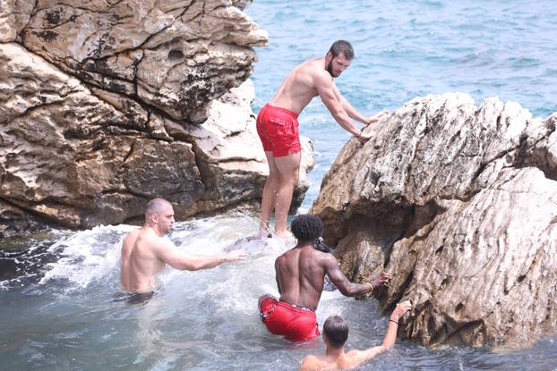 Split: Najpopularniji svjetski streamer IShowSpeed skakao je u more na splitskoj plaži Ježinac