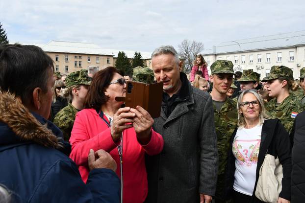 Na svečanoj prisegi ročnika u Požegi pozornost je privukla Diva Perković, kći pjevača Marka Perkovića Thompsona