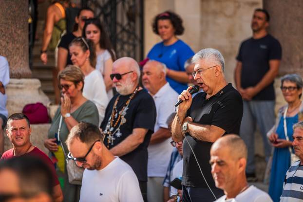 Split: Održana je molitva krunice na splitskom Peristilu
